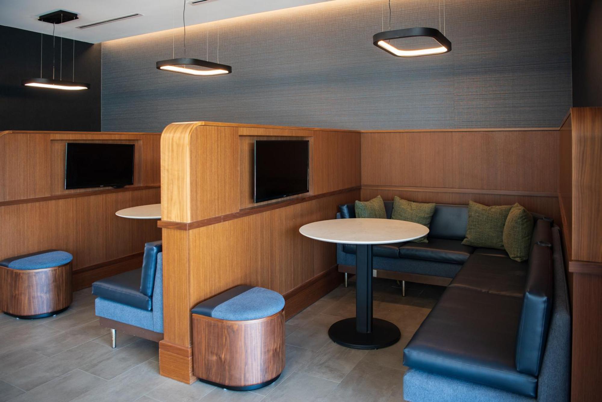 Courtyard By Marriott Lake City Bagian luar foto