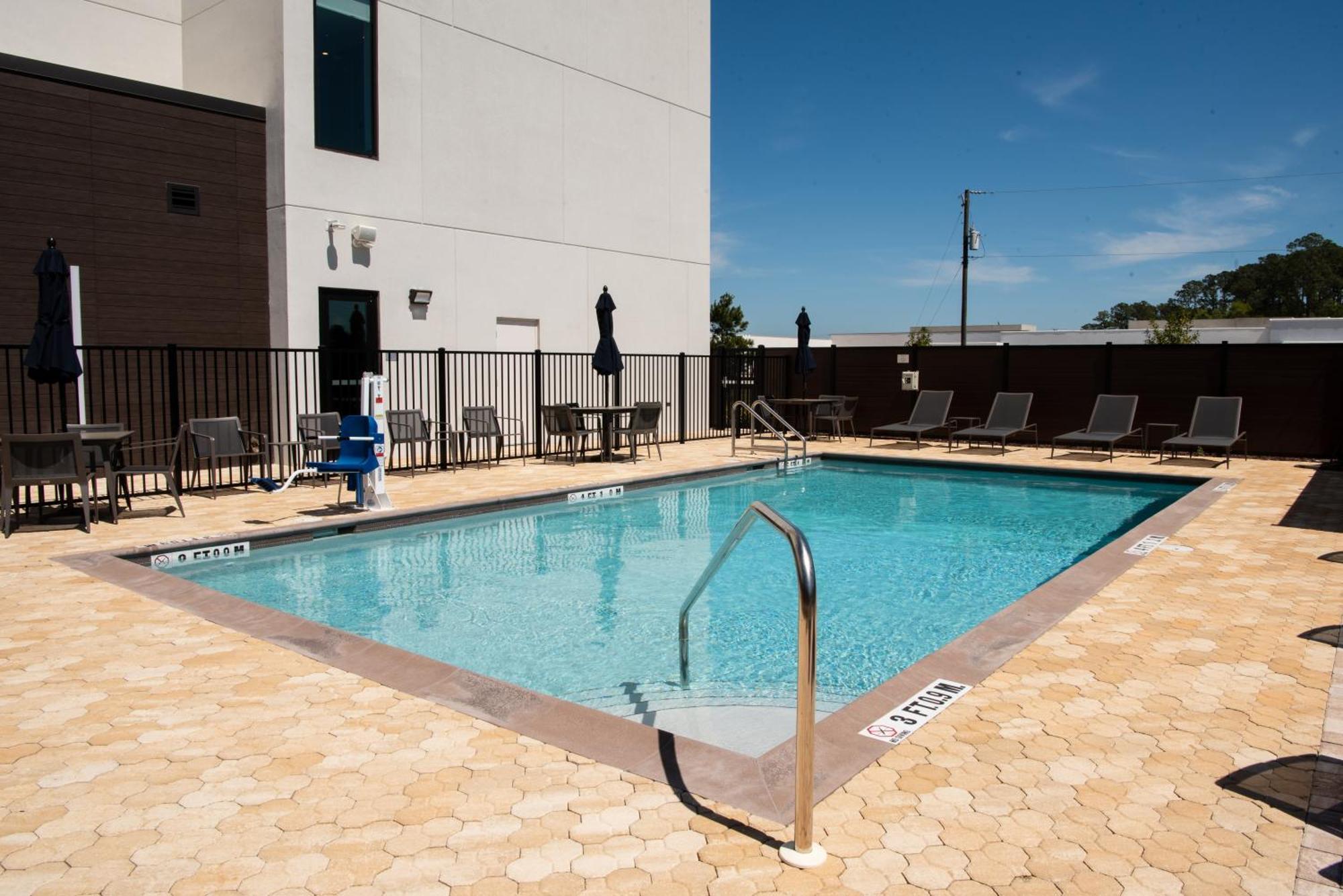 Courtyard By Marriott Lake City Bagian luar foto