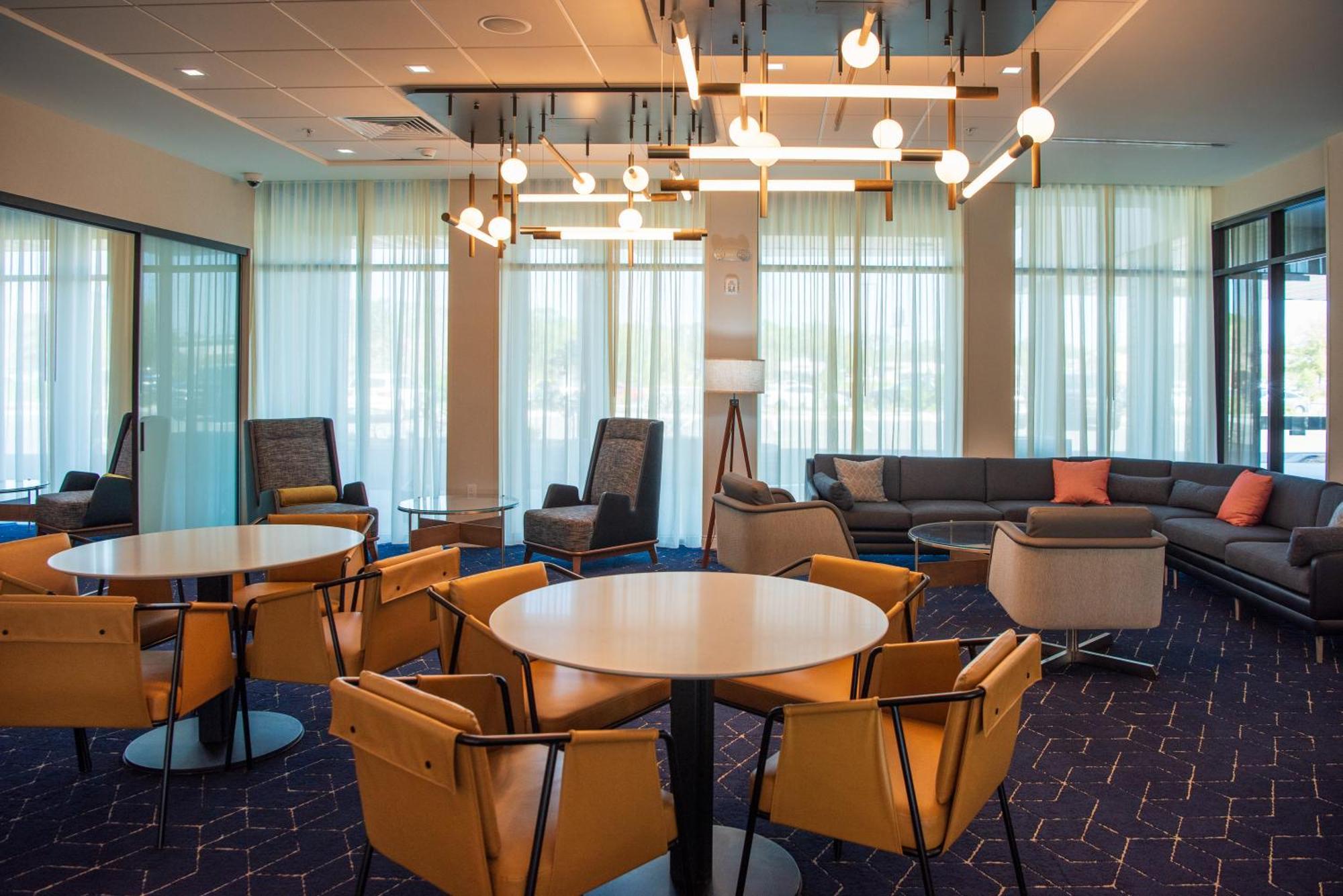 Courtyard By Marriott Lake City Bagian luar foto