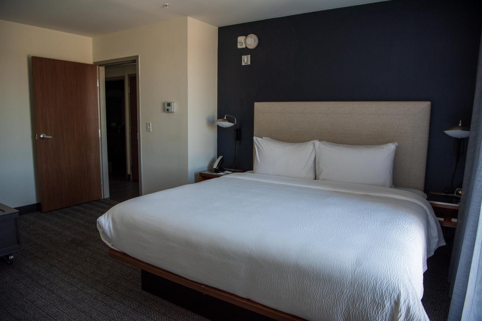 Courtyard By Marriott Lake City Bagian luar foto