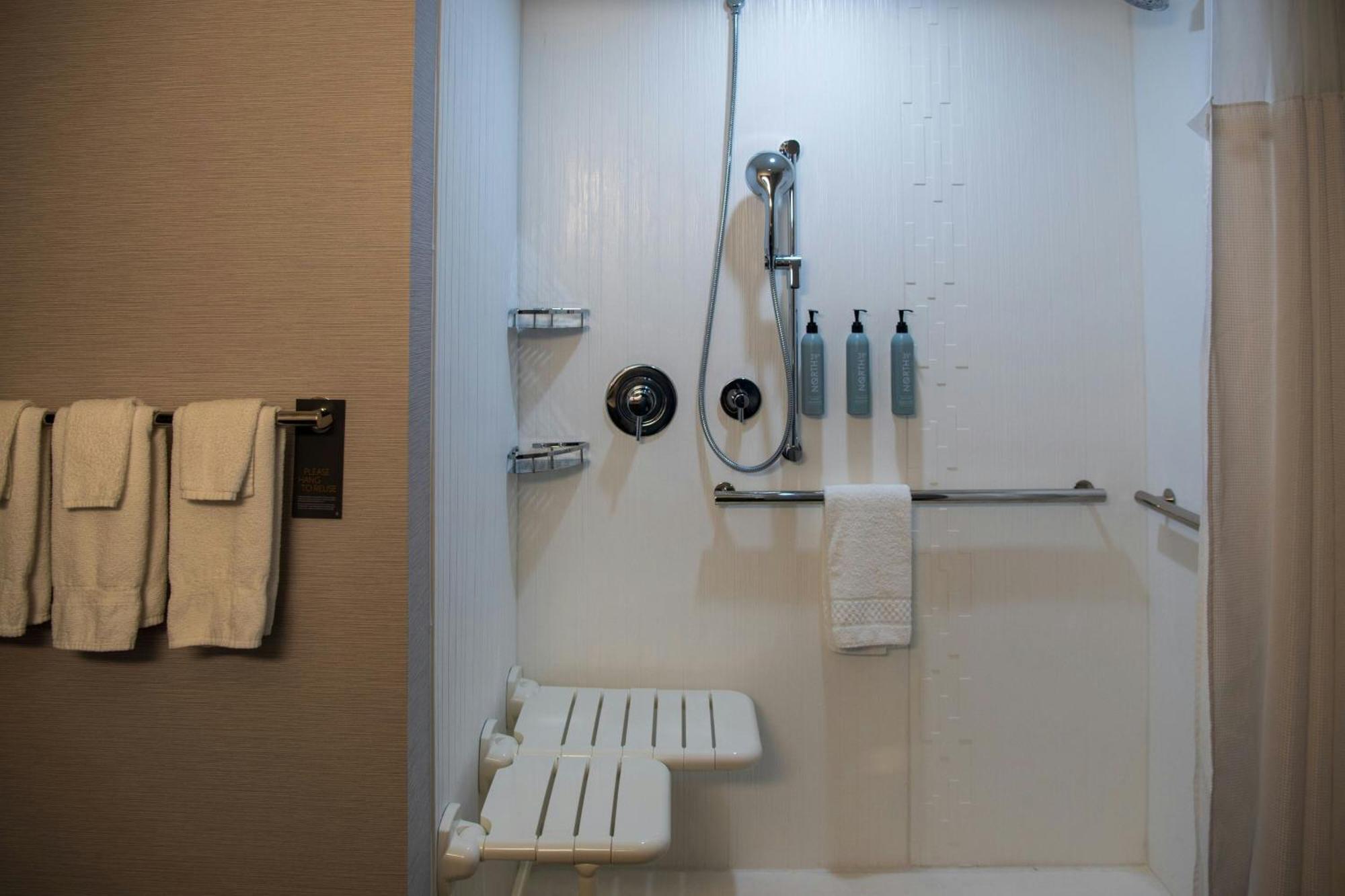 Courtyard By Marriott Lake City Bagian luar foto