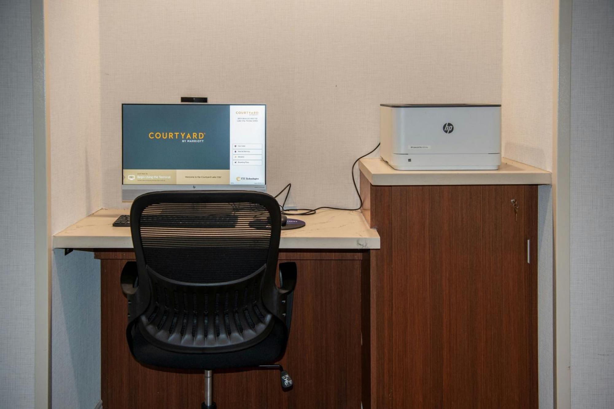 Courtyard By Marriott Lake City Bagian luar foto