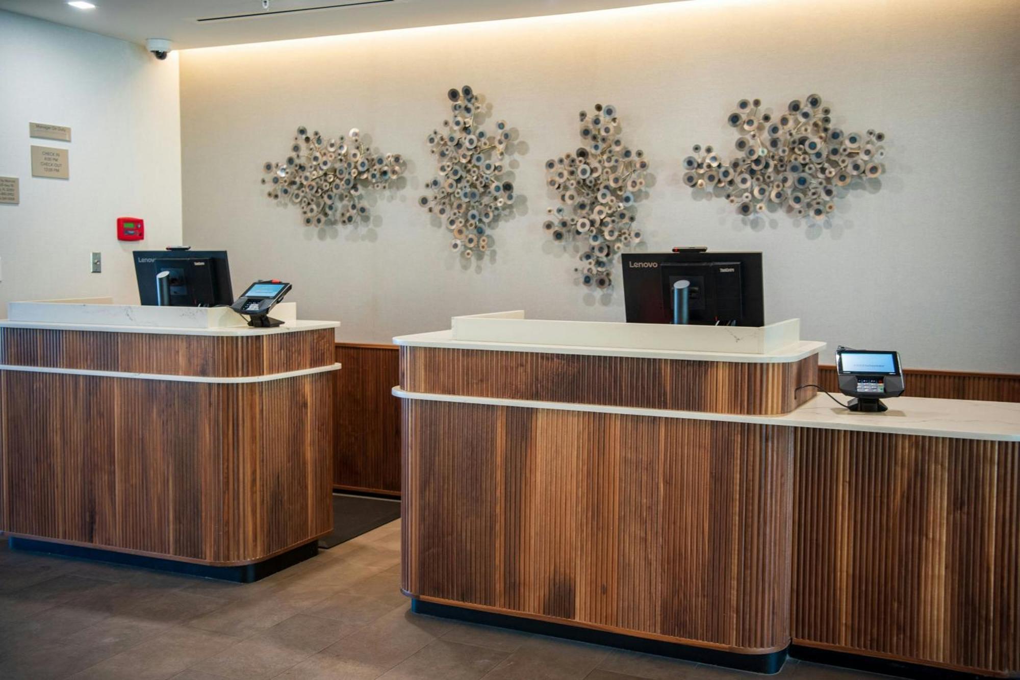 Courtyard By Marriott Lake City Bagian luar foto